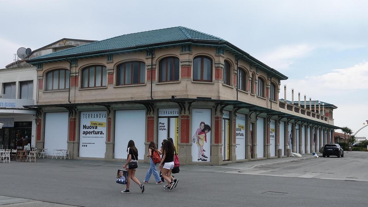 Il negozio ex Benetton della Galleria Nettuno in Passeggiata (Foto Paglianti)