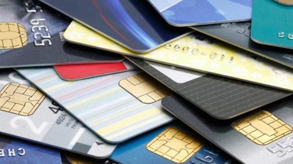 Clona la carta di credito di un 27enne e fa shopping online