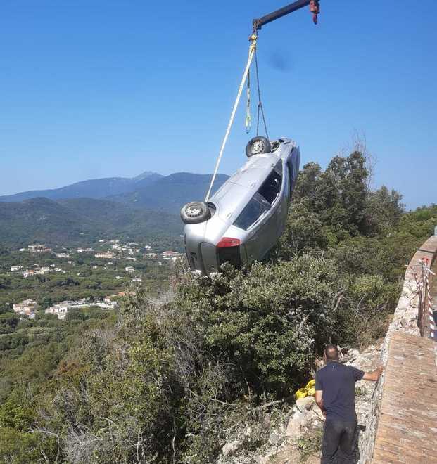 Finiscono con l’auto rubata nel burrone: i ladri “atterrano” sugli alberi e si salvano 