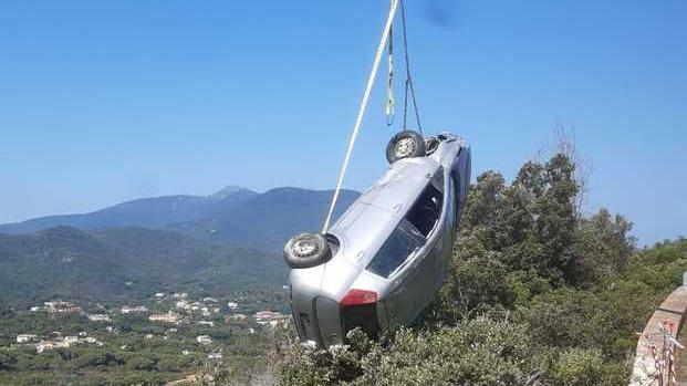 Finiscono con l’auto rubata nel burrone: i ladri “atterrano” sugli alberi e si salvano