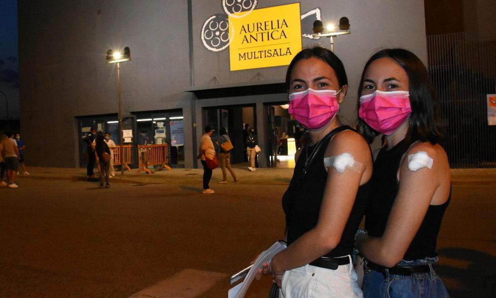 Da sinistra Carlotta e la gemella Alice Tarentini, 18 anni, appena vaccinate all'Aurelia Antica mostrano orgogliose il cerotto (foto Agezia Bf)