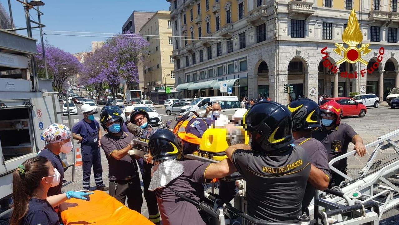 Cagliari, operatore del Ctm ferito durante un intervento sul tetto di un filobus 