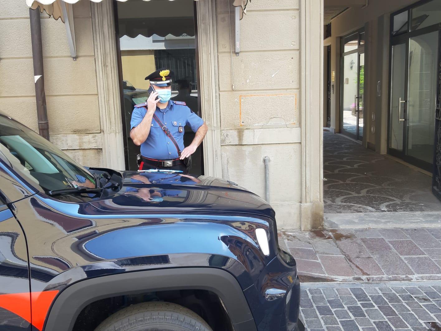 I carabinieri davanti all'ingresso del Banco Popolare rapinato da tre banditi