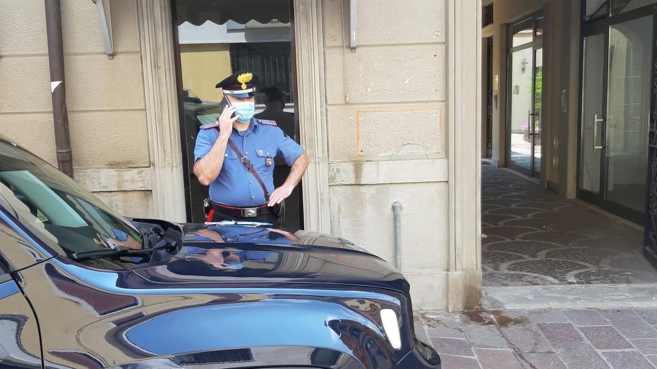I carabinieri davanti all'ingresso del Banco Popolare rapinato da tre banditi