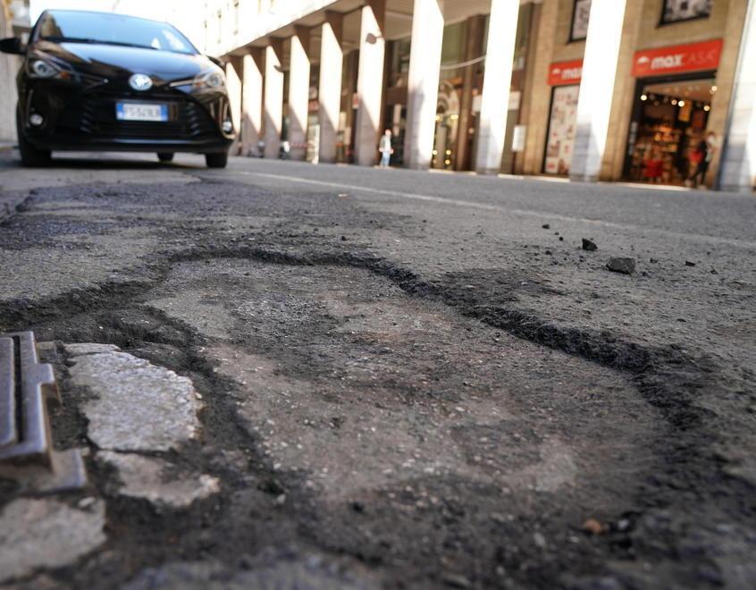 Asfalto sconnesso in via Grande (foto Franco Silvi)