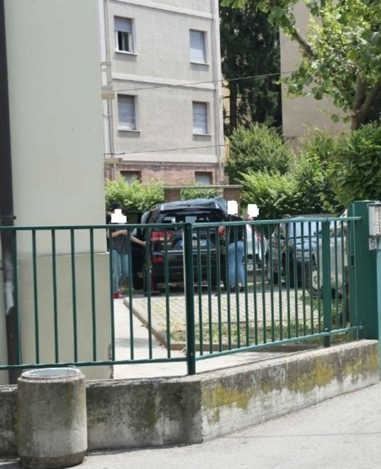 Spedizione punitiva di una gang: botte e vandalismo su un’auto in sosta