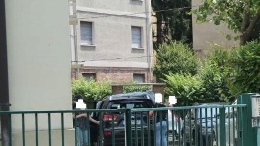 Spedizione punitiva di una gang: botte e vandalismo su un’auto in sosta