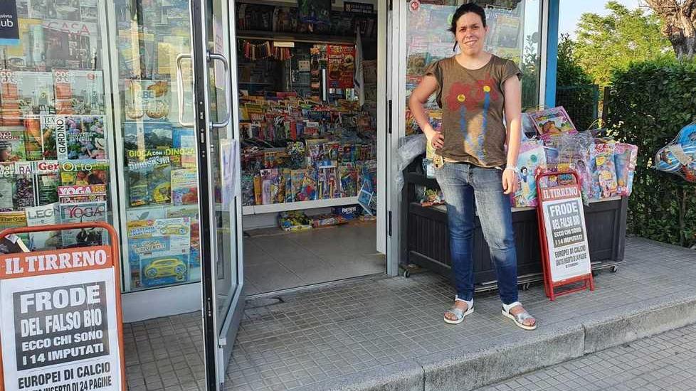 Liuba Resti davanti all’edicola di Ponte a Egola