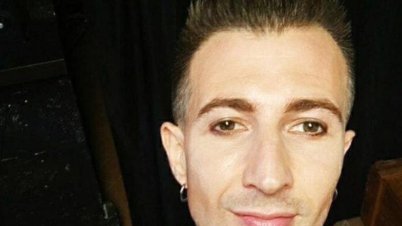 Fa uscire il suo primo singolo nel giorno del suo compleanno