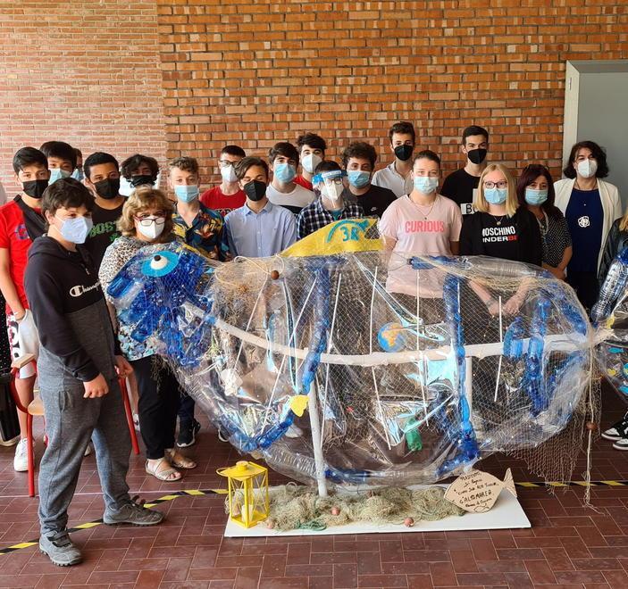 Realizzano un pesce gigante con le bottiglie di plastica