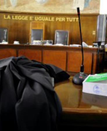Prima la difende poi la fa condannare 