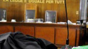 Prima la difende poi la fa condannare