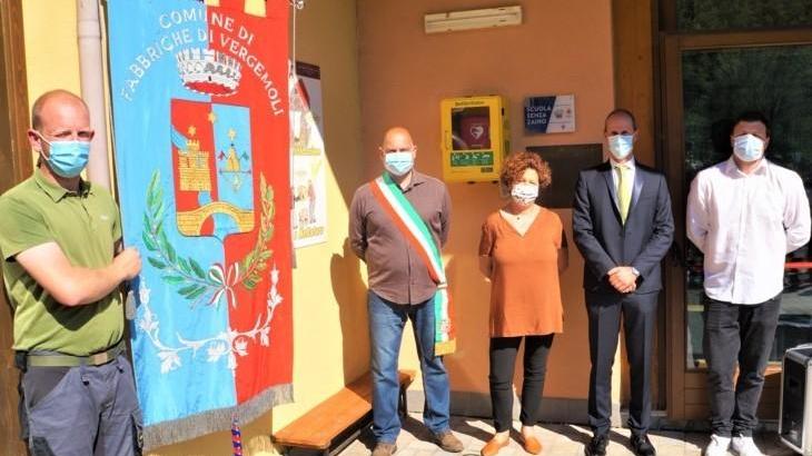 Un nuovo defibrillatore per tutta la comunità alle scuole di Fabbriche