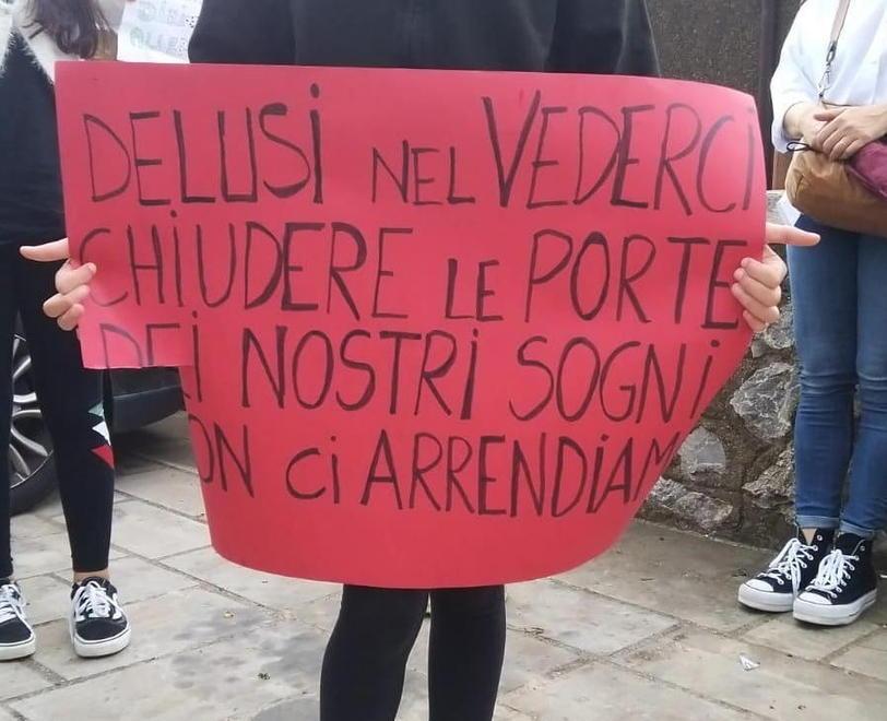 «No al centro vaccinazioni all’interno del palasport» Le associazioni in piazza