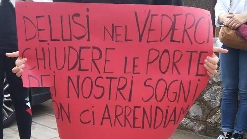 «No al centro vaccinazioni all’interno del palasport» Le associazioni in piazza