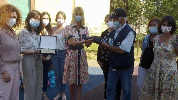 Una targa ad Aldo l’agente volontario che per 20 anni ha aiutato i bimbi