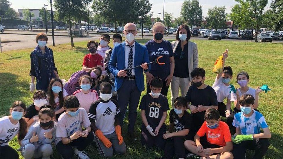 Gli studenti tolgono la plastica davanti al centro vaccini