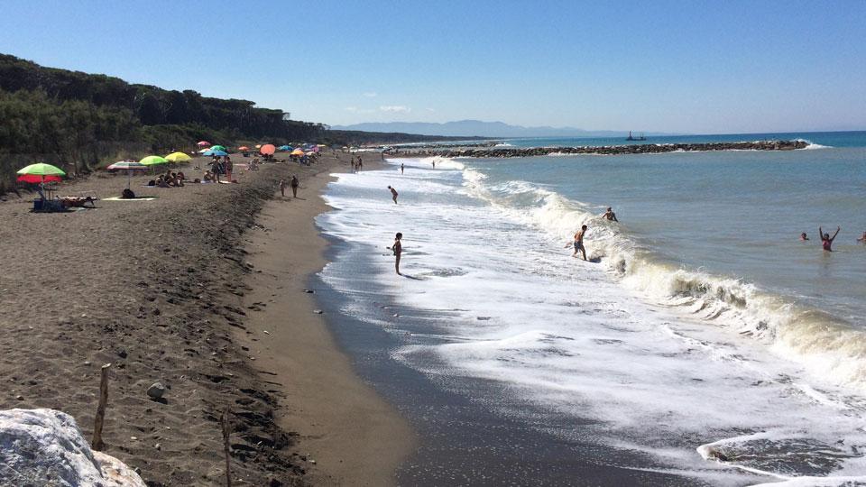 A sinistra la spiaggia libera in zona Andalù, a Marina di Cecina