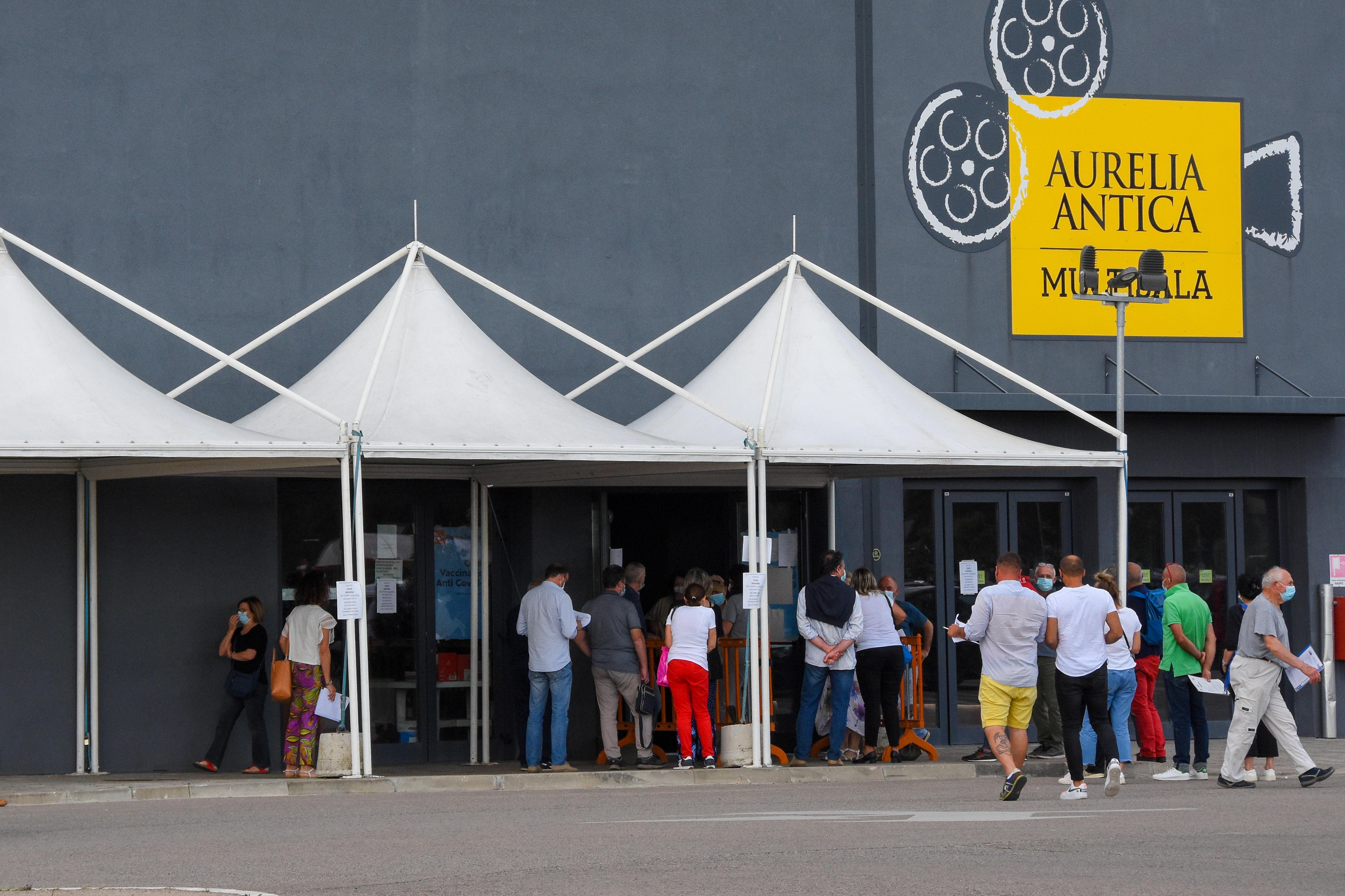 Il centro vaccinale di Grosseto al cinema Aurelia Antica (foto Agenzia Bf)