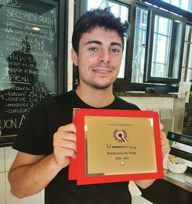 Antonio, 22 anni: la sua rosticceria raddoppia e assume