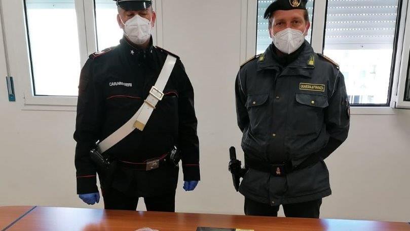 Denaro e altri oggetti sequestrati da guardia di finanza e carabinieri