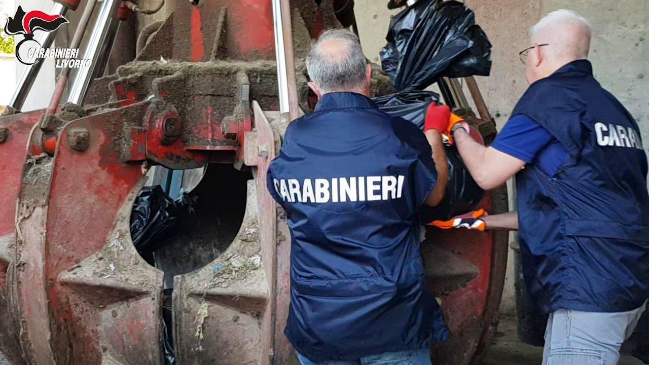 I carabinieri mentre distruggono la droga
