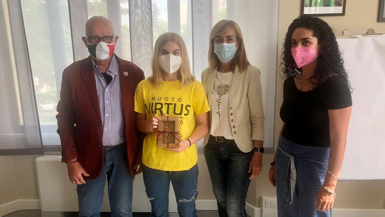 Hanna, la reginetta della vasca riceve dal Comune di Cecina l'Omino di Ferro