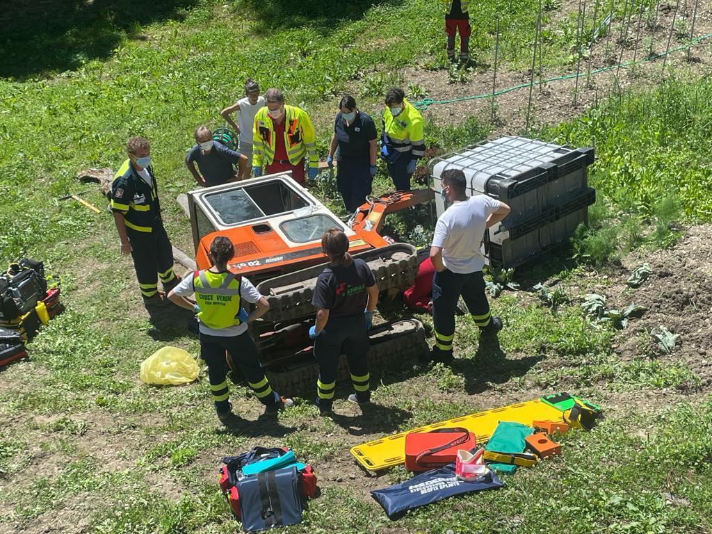 Resta schiacciato dal trattore, soccorsi mobilitati