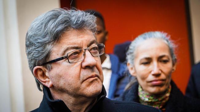 Francia: corteo contro estrema destra,Mélenchon 'infarinato'