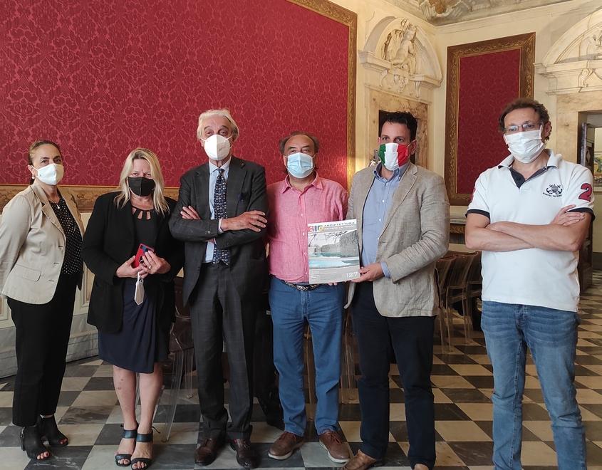 L’illustrazione dei progetti per le due nuove scuole
