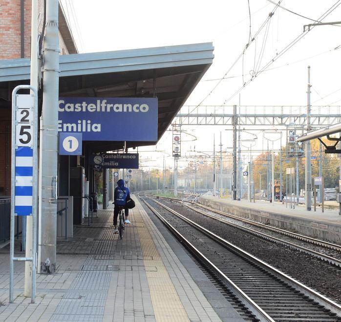 «Non sederti così vicino a me». In stazione a Castelfranco volano calci e pugni 