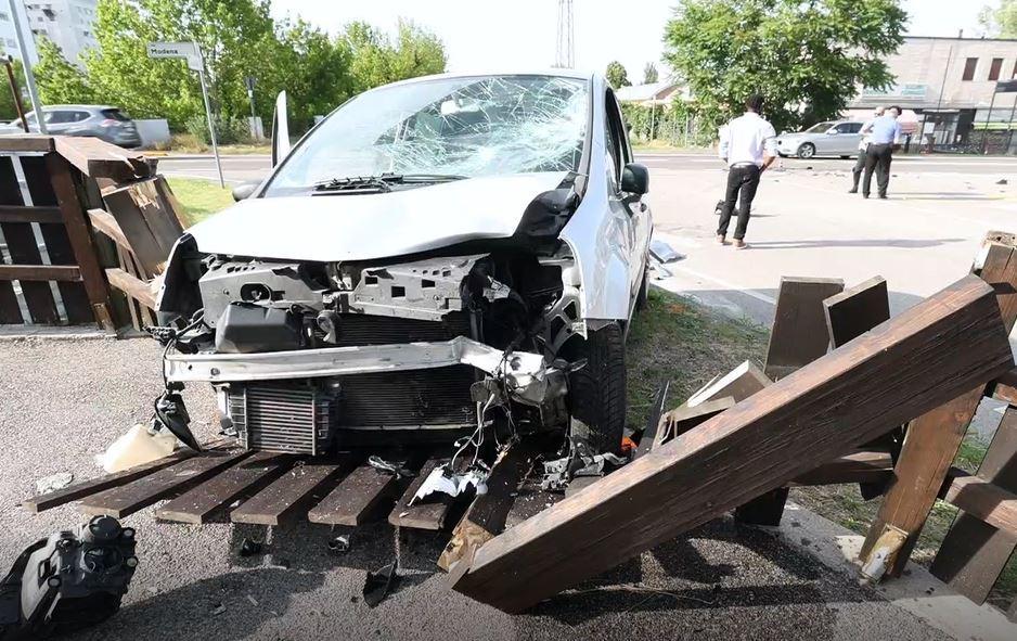 Scontro auto-moto: un ferito e il parapetto di un ponte demolito