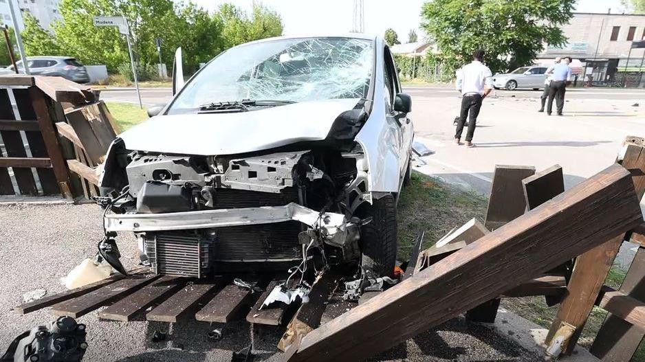 Scontro auto-moto: un ferito e il parapetto di un ponte demolito