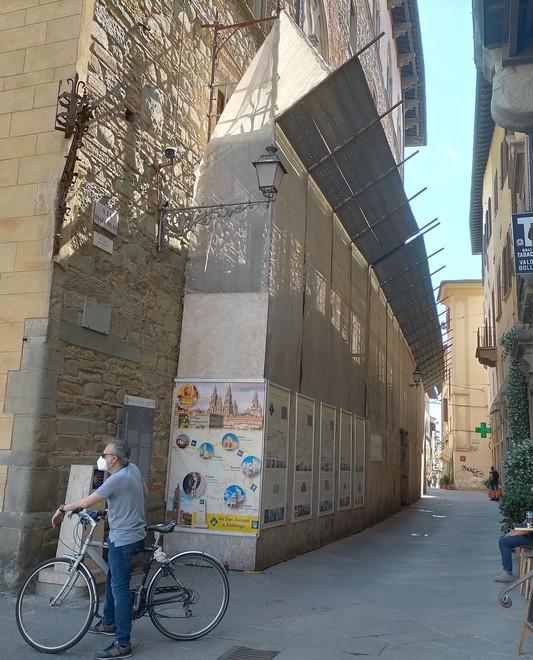 Lavori al tribunale, tutto fermo. E il ponteggio deturpa il centro 