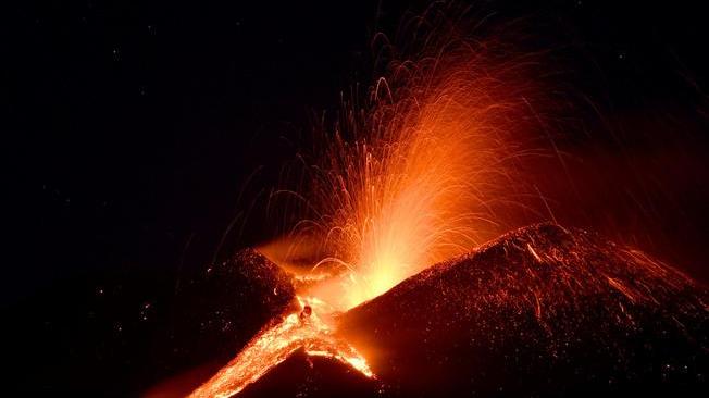 Etna: spettacolare fontana di lava dal cratere di Sud-Est