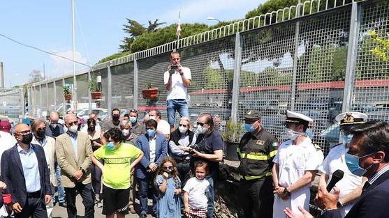 La balena di ferro mangerà la plastica raccolta con le reti