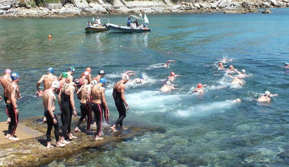 Il grande nuoto nel mare di piazza Bovio Inizia l’estate dello sport a Piombino 