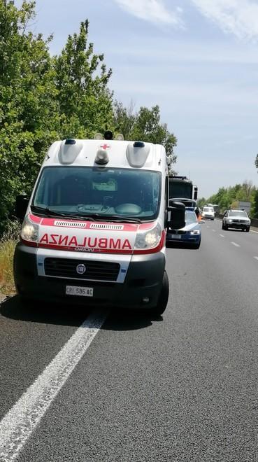 Sterza e finisce nel fosso: soccorsa una donna 