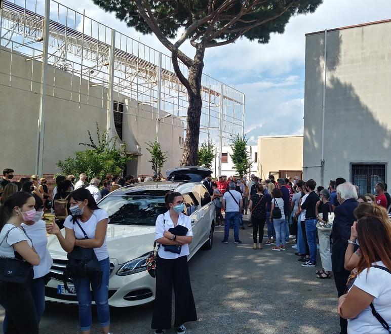 L’urlo delle sirene delle ambulanze ha dato l’ultimo saluto a Lorenzo Guidi