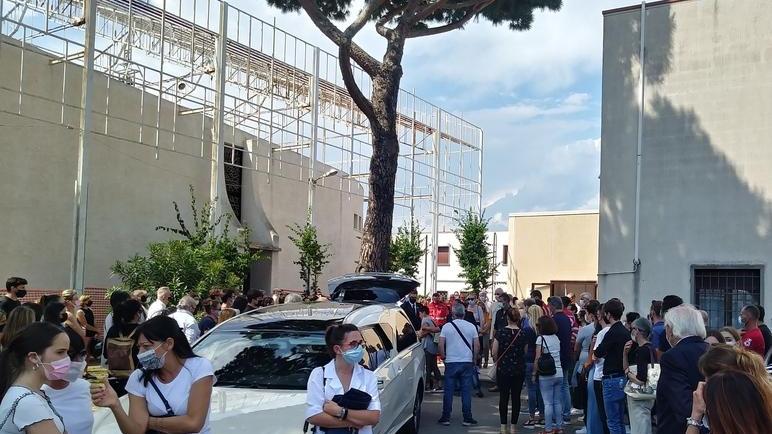 L’urlo delle sirene delle ambulanze ha dato l’ultimo saluto a Lorenzo Guidi