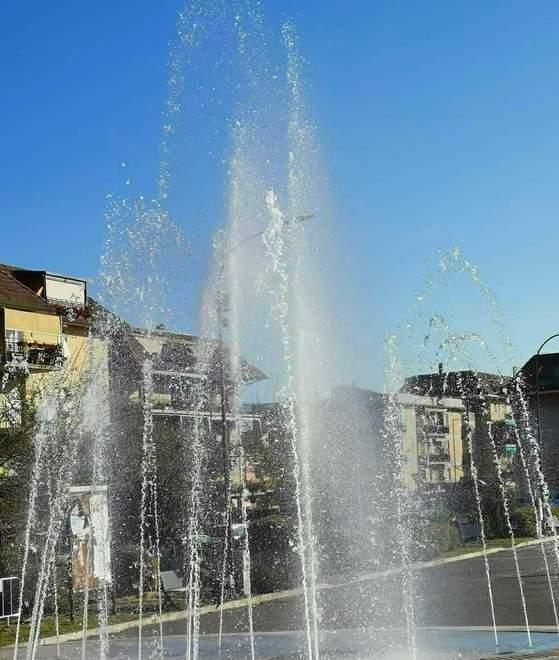 La fontana alluvionata torna a zampillare 