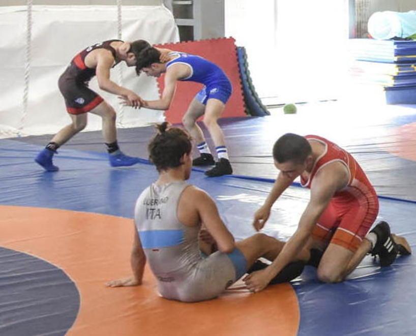 In palestra con i baby campioni della lotta «Cuore e passione per diventare grandi»