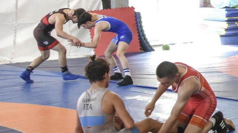 In palestra con i baby campioni della lotta «Cuore e passione per diventare grandi»