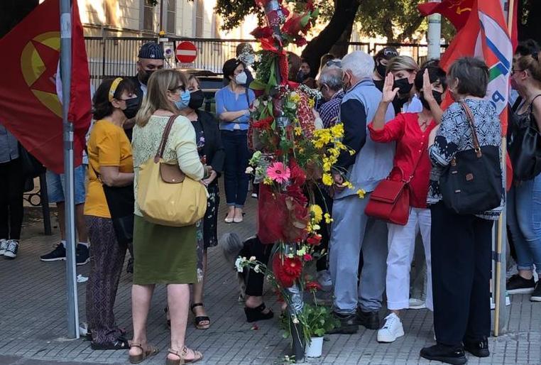 In tanti con un fiore in mano per ricordare Enrico Berlinguer