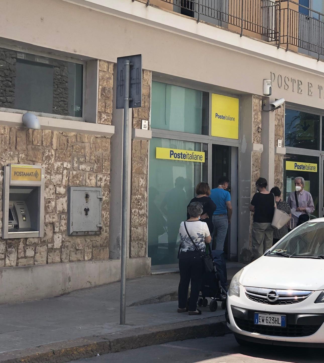 Rapinata davanti alle Poste da un uomo con un coltello 