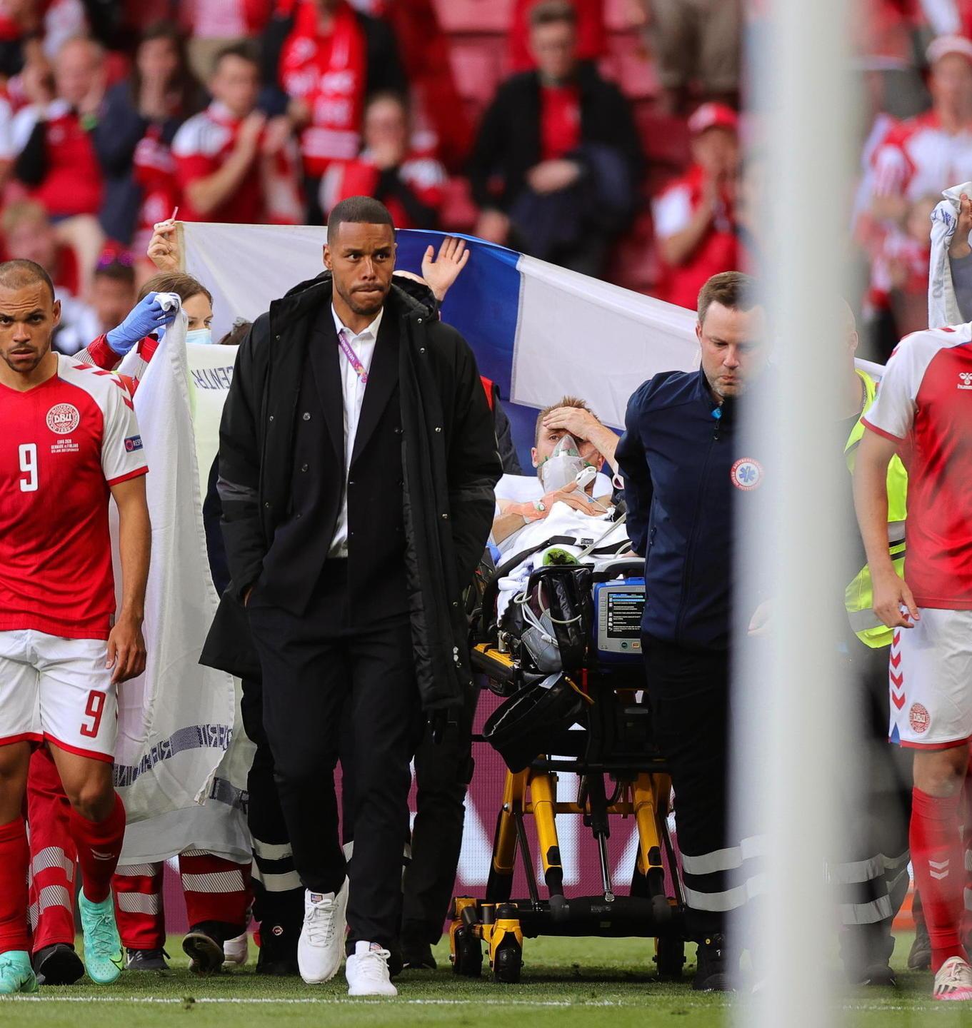 Christian Eriksen lascia il campo in barella dopo esser stato rianimato