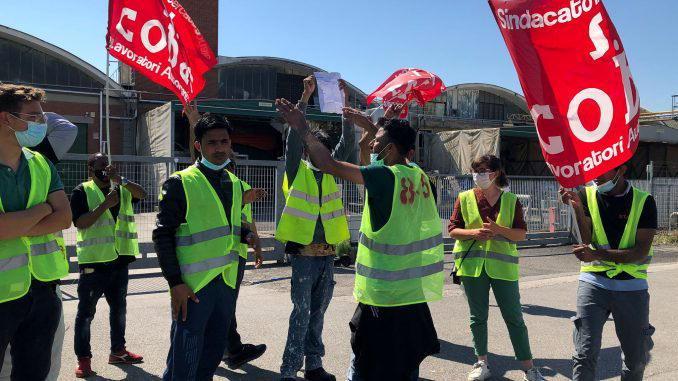 Operai e Si Cobas manifestano davanti alla Top Line