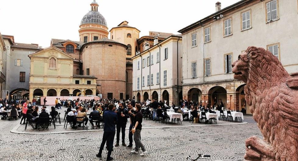 Reggio Emilia entra in “zona bianca”. Da stasera niente coprifuoco 