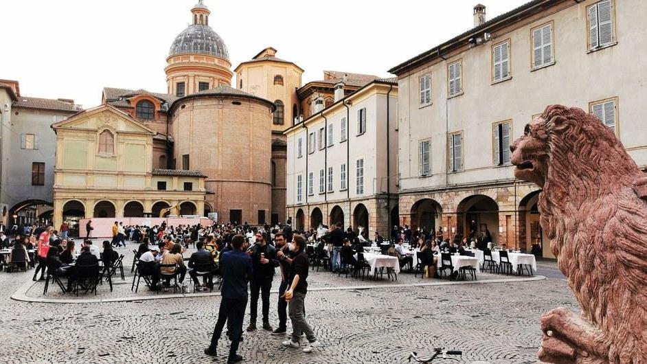 Reggio Emilia entra in “zona bianca”. Da stasera niente coprifuoco