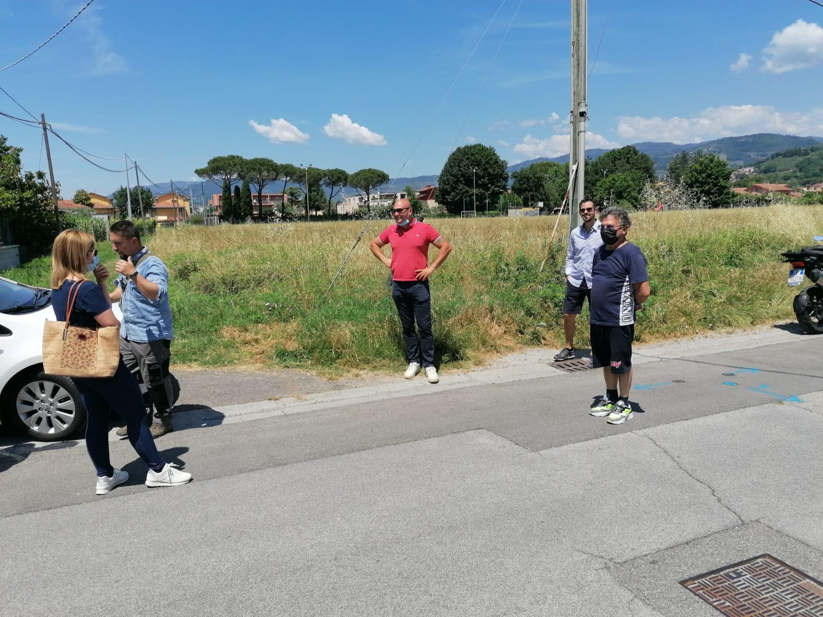 Il consigliere comunale del M5S Andrea Pomponio insieme ad alcuni cittadini di via del Melo